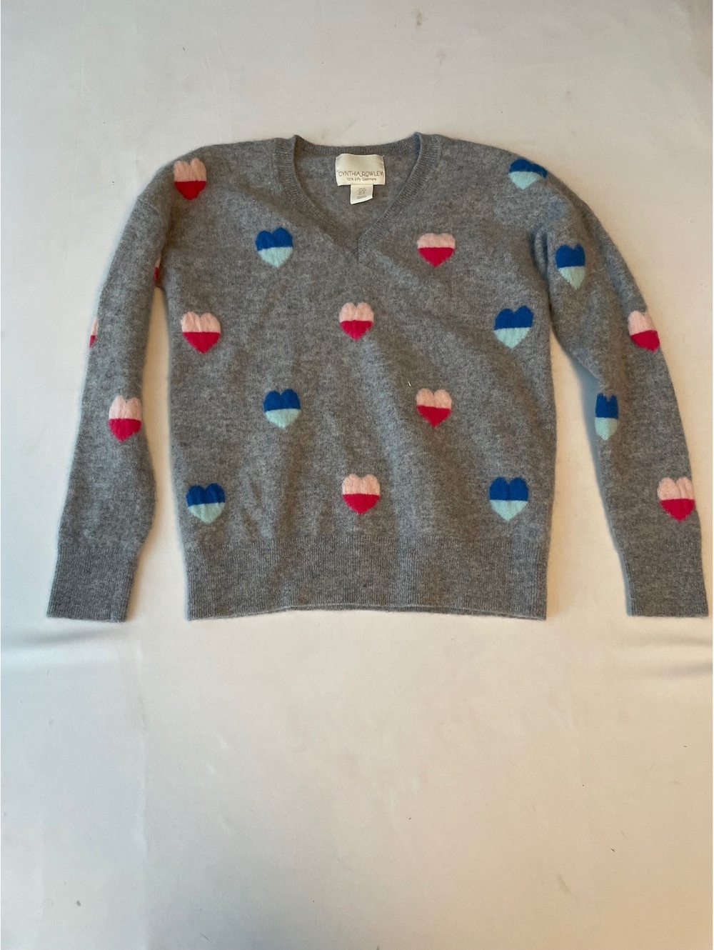 Super Cute 2ply Cashmere V‑Neck Sweater w/Charming Heart Motif ✨Extra Soft✨EUC✨